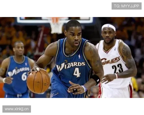 贾米森无球跑动拉开空间，改变对手防守布局